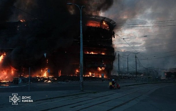 Зеленський: Рятувальники більше 15 годин боролися із пожежами після російської атаки
