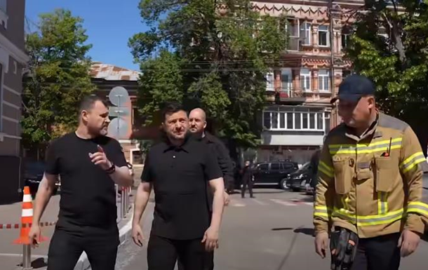 Зеленський відвідав райони Києва, постраждалі від ракетних ударів