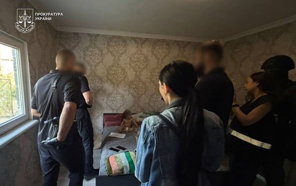 Багатодітну матір затримано за участь у зйомках порнографії з неповнолітньою донькою