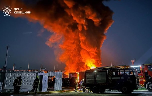 Масштабна пожежа під час нічної атаки на Київщині: наслідки та реакція служб надзвичайних ситуацій