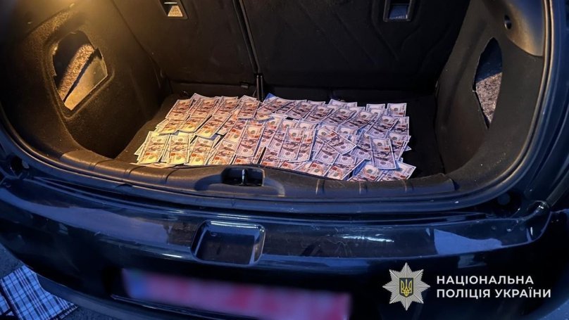 На Буковині затримали чоловіка, який намагався вивезти львів’янина за кордон за 17 тисяч доларів