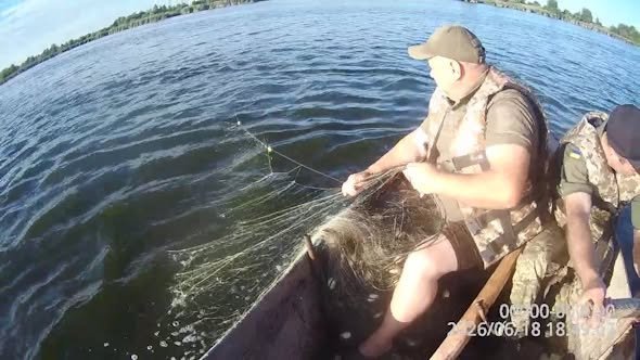 На Добротвірському водосховищі врятували каченя та рибу з браконьєрських сіток