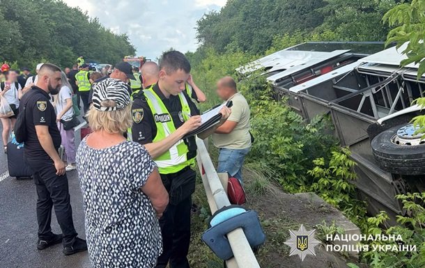 На Хмельниччині сталася аварія: туристичний автобус з 54 пасажирами перекинувся