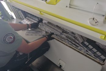На кордоні з Польщею в автомобілі швидкої допомоги виявлено 900 пачок контрабандних сигарет