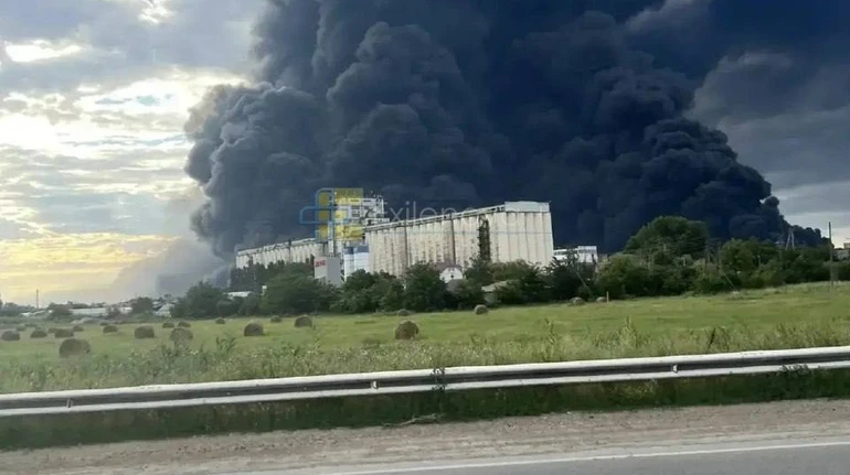 На Кубані внаслідок атаки українських дронів виникла пожежа на одному з найбільших нафтопереробних заводів Росії