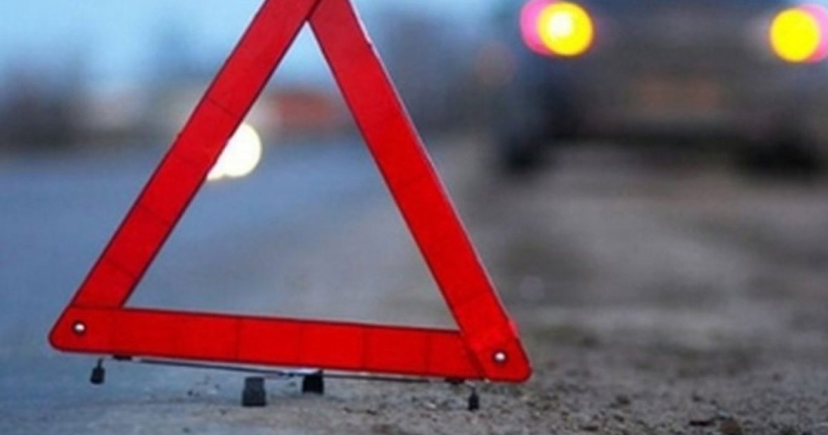 На Львівщині в аварії між шкільним автобусом і вантажівкою постраждали жінка та дитина