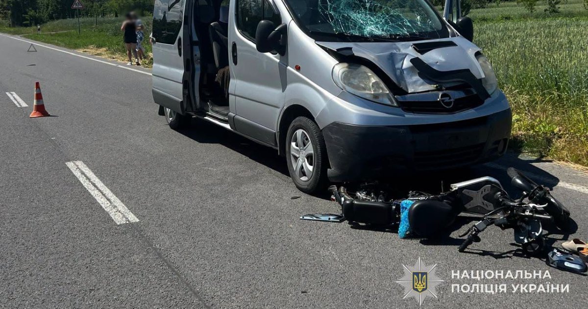 На Самбірщині внаслідок ДТП загинула 74-річна водійка електромопеда, зіткнувшись з мікроавтобусом