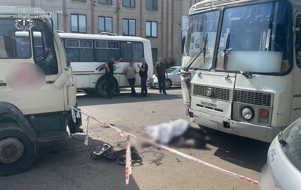 На Закарпатті вантажівка залетіла у групу людей, що виходили з автобуса