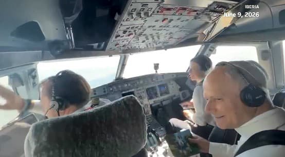 Папа Римський відвідав кабіну пілотів під час польоту до Іспанії на їхнє запрошення
