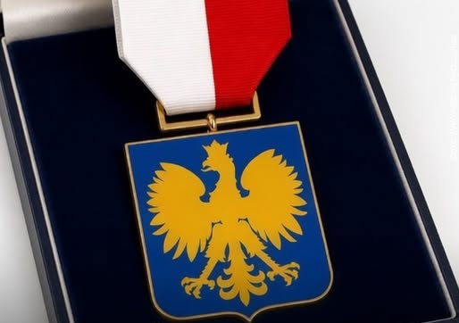 Польські активісти вручили Володимиру Зеленському унікальний орден за підтримку України