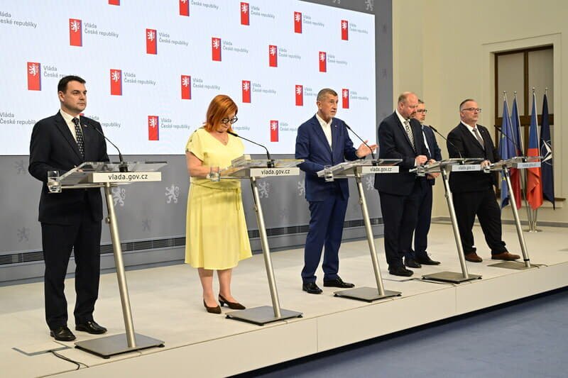 Прем'єр Чехії закликає президента відмовитися від участі у саміті НАТО