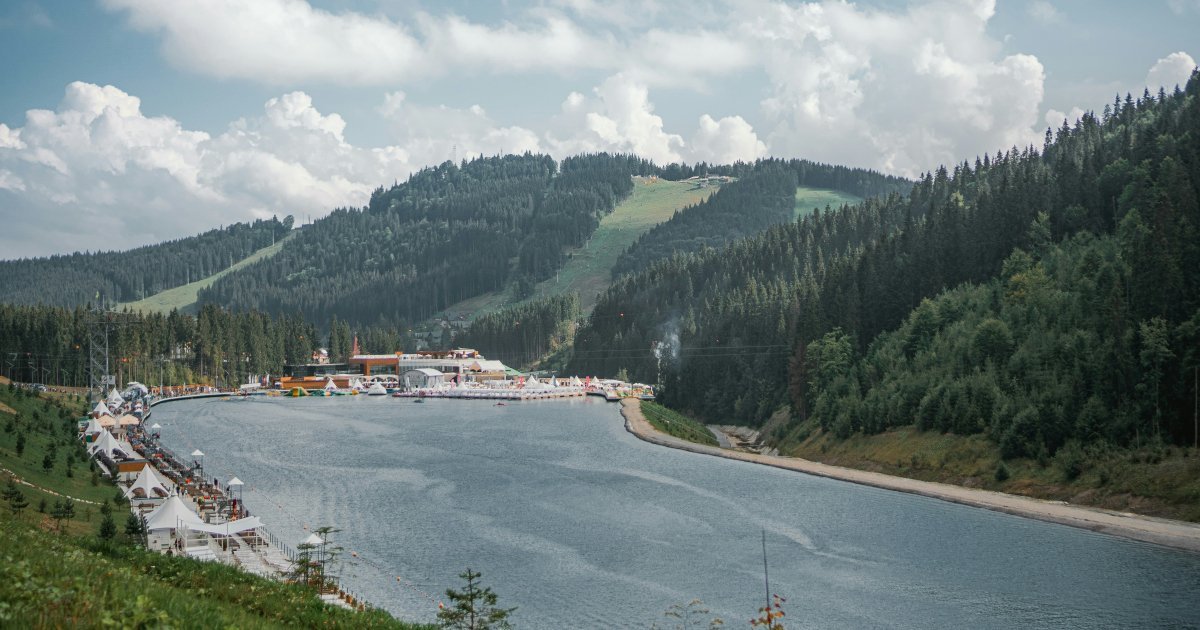 Прозорі води, красиве море та величні Карпати: три ідеальні напрямки для літнього відпочинку в Україні