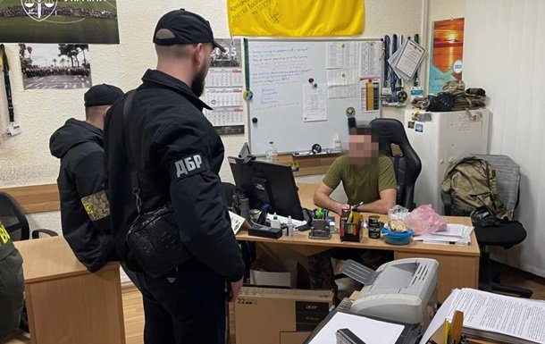Прикордонника, який організував переправлення 76 ухилянтів за кордон, постануть перед судом
