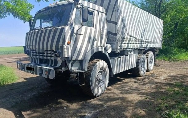 Російська армія змінює тактику: техніку фарбують у зебровий візерунок