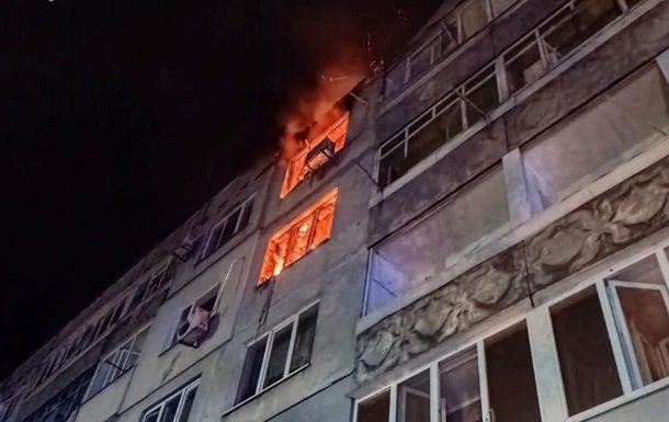 Російська атака на Павлоград: внаслідок обстрілу загорілася багатоповерхівка
