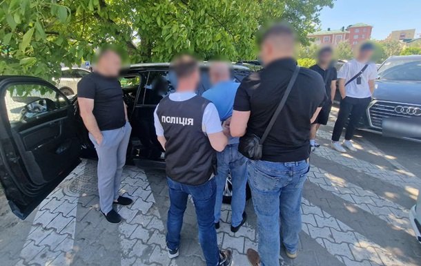 У Чернівцях затримали шахрая, який за $6000 обіцяв зняти з військового обліку