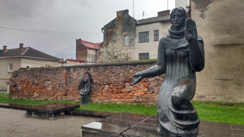 У Дрогобичі чоловік зруйнував пам'ятник жертвам німецької окупації заввишки майже три метри