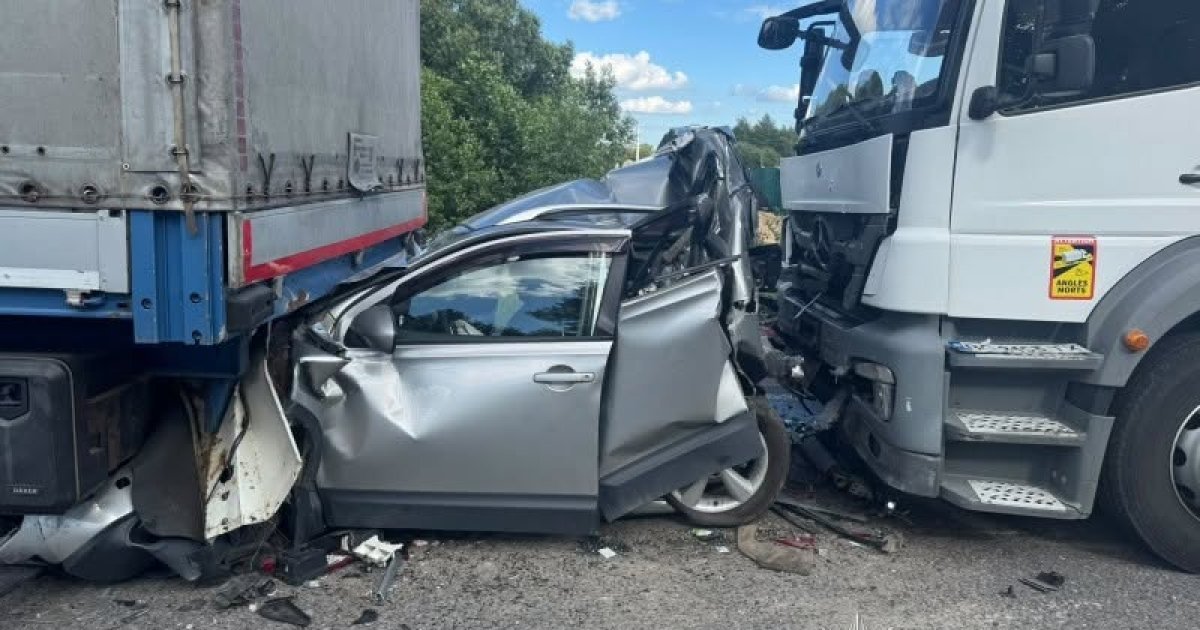 У ДТП поблизу Львова кросовер потрапив у пастку між двома вантажівками