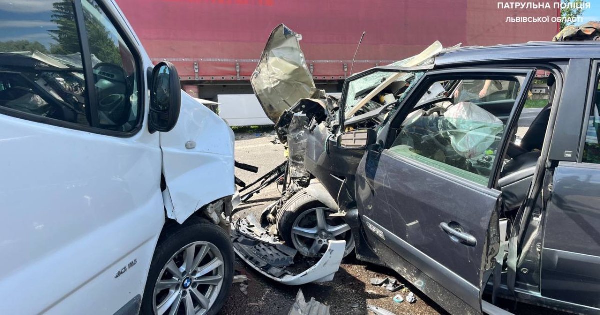 У ДТП поблизу Жовкви сталися зіткнення трьох автомобілів: кілька осіб отримали травми