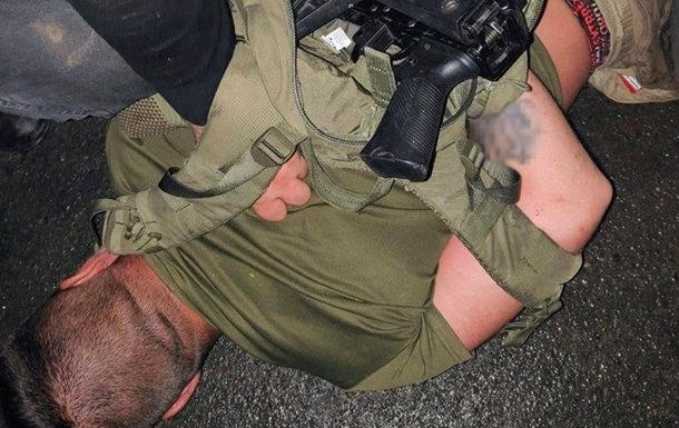 У Хмельницькій області затримано чоловіка за стрілянину з автомата поблизу військового комісаріату