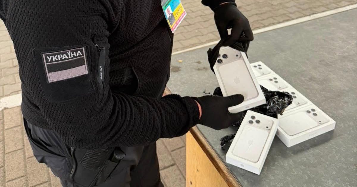 У Краківці виявили незадекларовані iPhone на суму понад 1 мільйон гривень у водійок