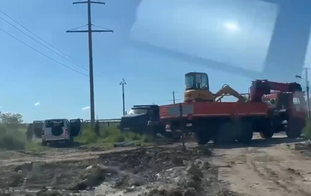 У Криму зафіксовано, як російські військові маскують бензовози для прихованих переміщень техніки.