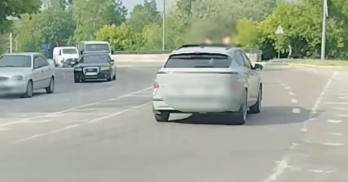 У Львові двоє підлітків ризикували життям, визираючи з люка автомобіля Hyundai під час поїздки