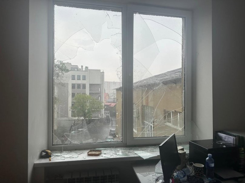 У Львові внаслідок сильного шторму зірвало дах з будівлі Шевченківської райадміністрації