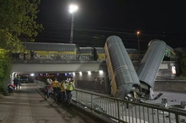 У Мюнхені вантажний потяг зійшов з рейок і впав з моста: один постраждалий