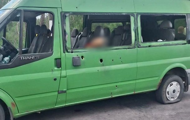 У Нікополі внаслідок атаки російських військ на мікроавтобус загинули та поранені люди