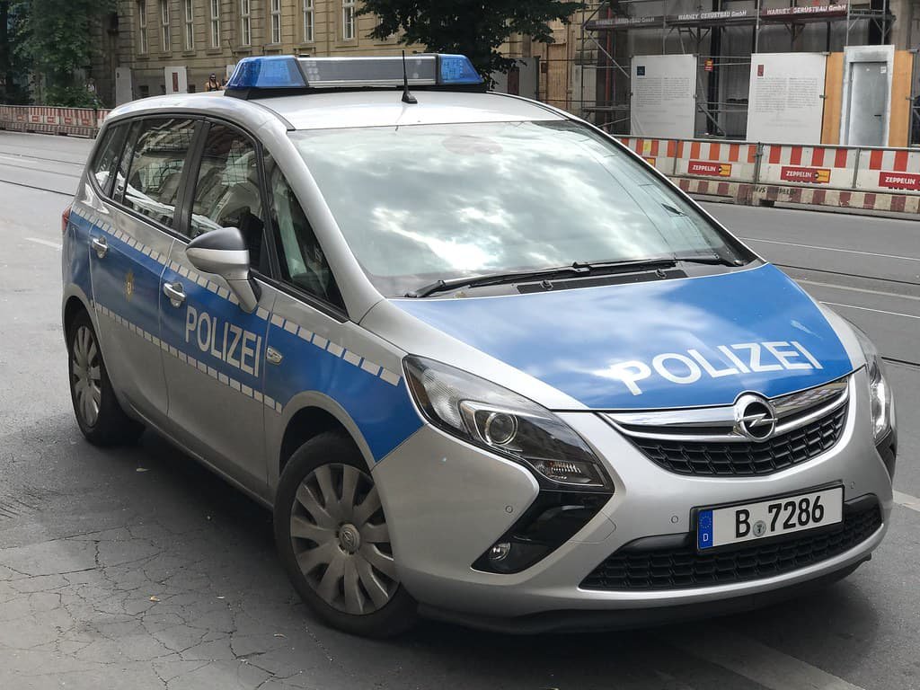 У Німеччині затримали двох чоловіків, які під видом поліцейських здійснювали патрулювання на автівці з відповідною символікою