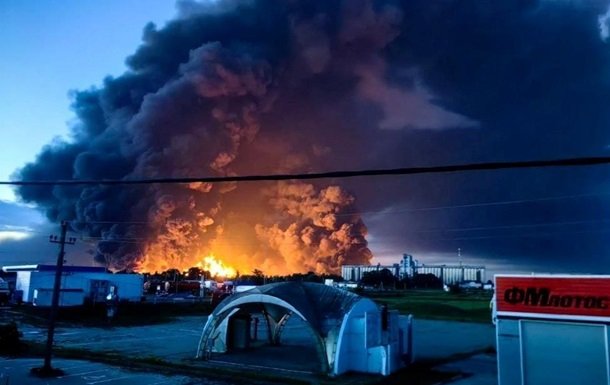 У Росії під ударом опинилися два нафтопереробні заводи та міст у Криму – дані Генштабу