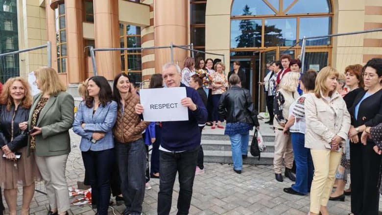 У Румунії тисячі фінансових працівників вийшли на страйк проти нового закону про зарплати