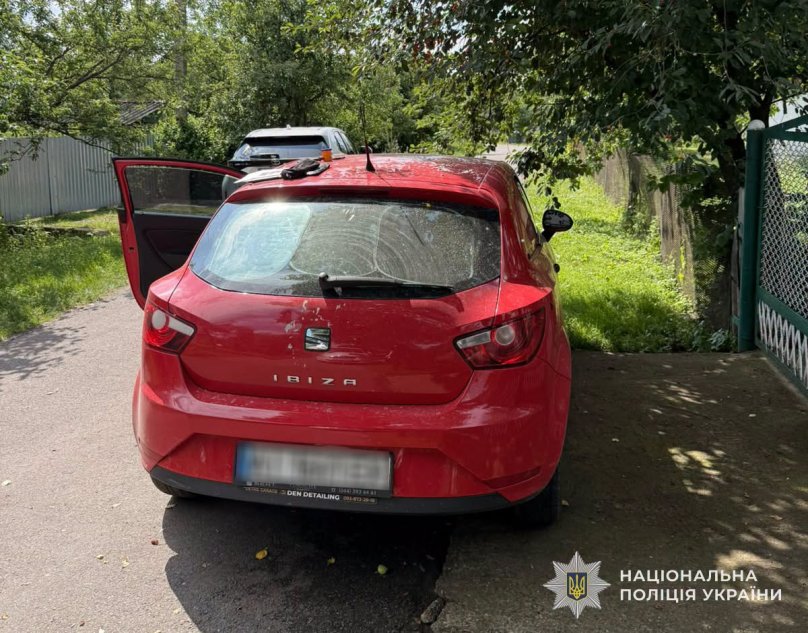 У Стрийському районі викрадено автомобіль, залишений біля магазину