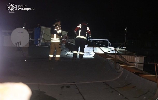 У Сумах безпілотник Росії вдарив по багатоповерховому житловому будинку
