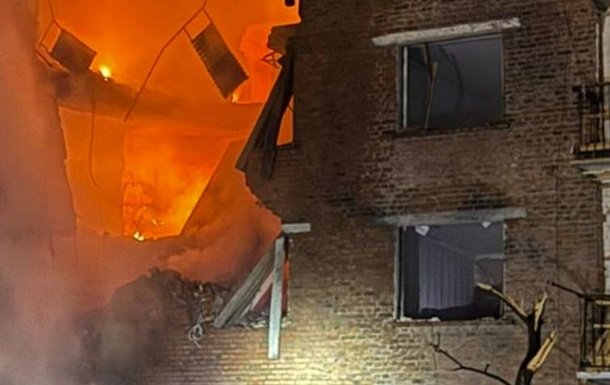 У Сумах безпілотник Росії влучив у балкон житлового будинку