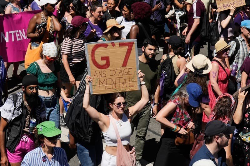 У Женеві тисячі протестувальників висловлюють протест проти саміту G7