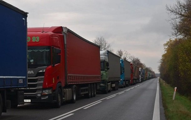 В Україні запроваджено обмеження на рух вантажівок у зв'язку зі спекотною погодою
