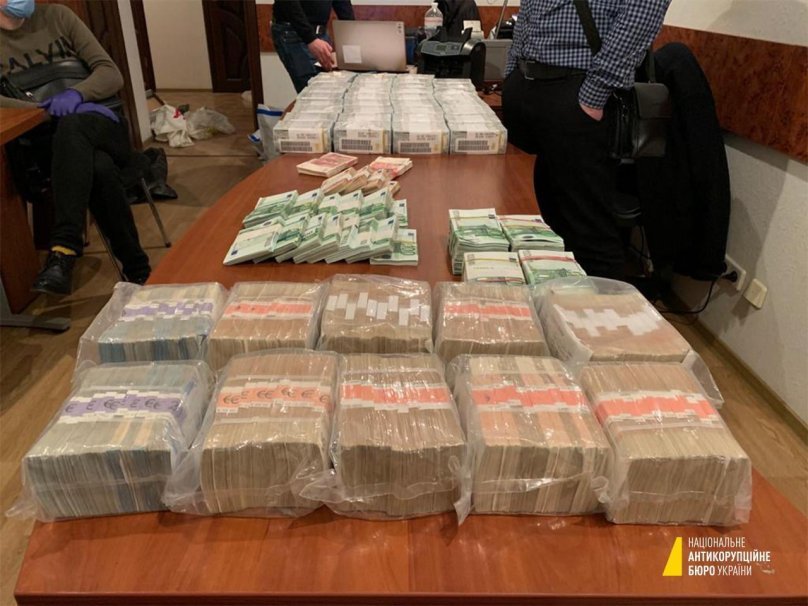 ВАКС засудив адвоката зі Львівщини до покарання за отримання хабара у розмірі 100 тисяч доларів