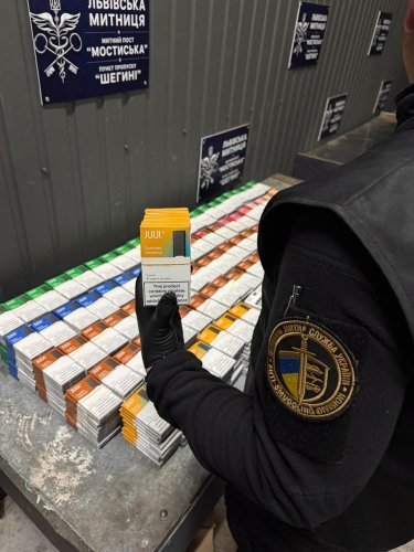 71-річний львів’янин намагався контрабандою перевезти через кордон картриджі для вейпів на суму 600 тисяч гривень