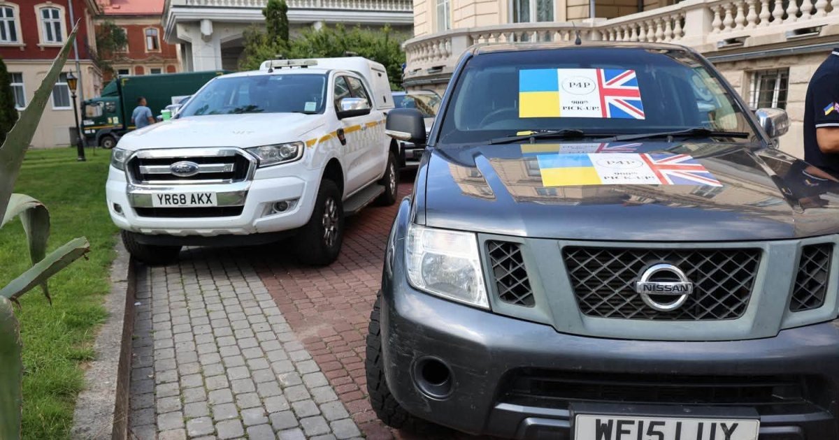 Благодійники з Великої Британії передали українським військовим 20 позашляховиків у Львівській області
