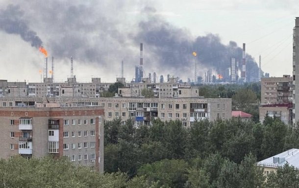 Дрони здійснили першу атаку на найбільший нафтопереробний завод Росії