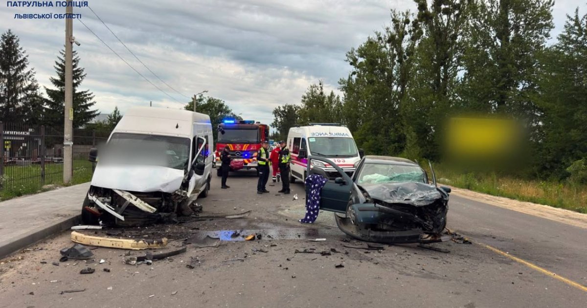 ДТП з потерпілими біля Жовкви: перекрито смугу на трасі до кордону