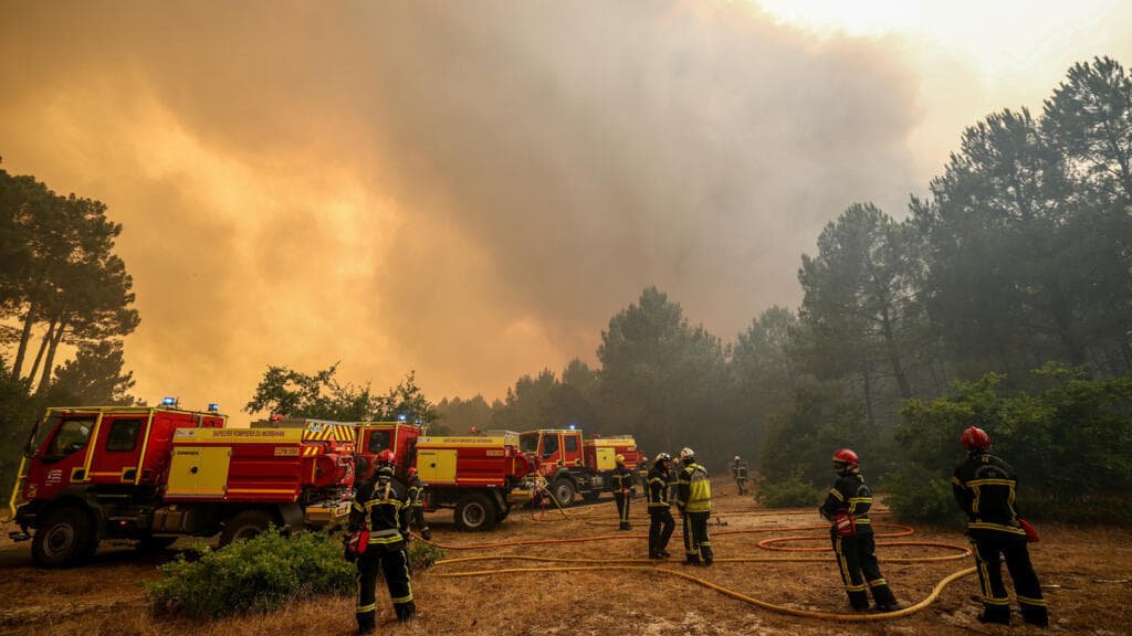 Франція рекомендує туристам уникати регіонів, постраждалих від пожеж