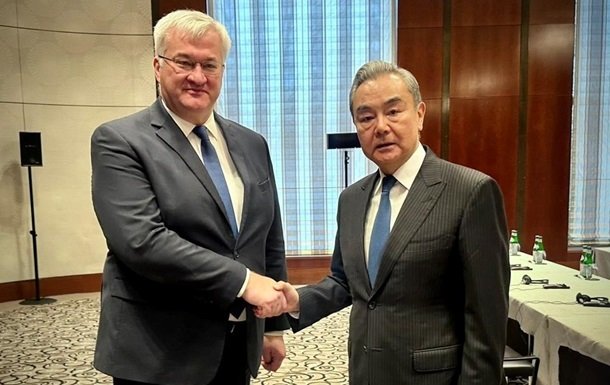 Голова Міністерства закордонних справ Китаю запросив міністра закордонних справ України до Пекіна