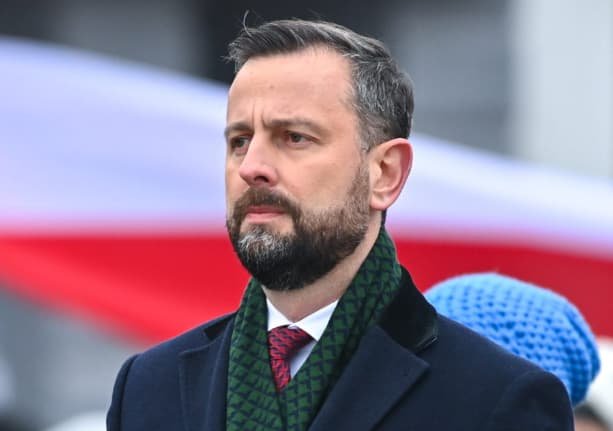 Голова Міноборони Польщі відреагував на слова Зеленського щодо відкриття архівів і процесу ексгумації