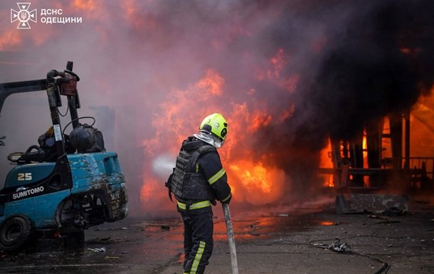 МВС повідомляє: Росія здійснила атаки на п'ять областей за кілька годин