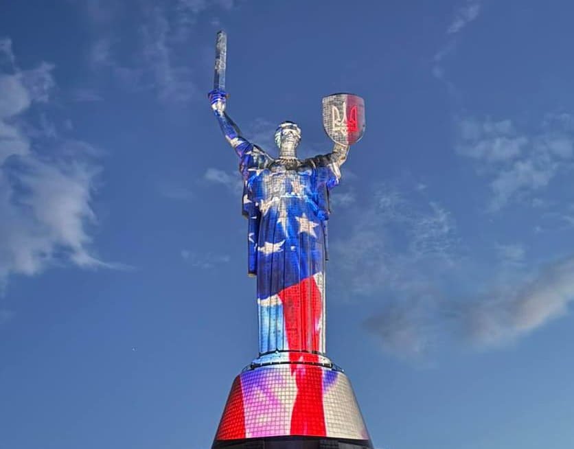 "На честь 250-річчя США: "Батьківщину-мати" підсвітили кольорами американського прапора"