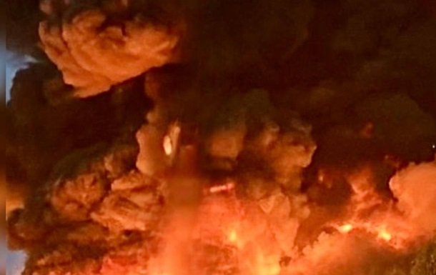 На Дніпропетровщині сталася велика пожежа внаслідок атаки російських сил