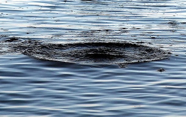 На Харківщині троє дітей потрапили у воду: одна з них загинула